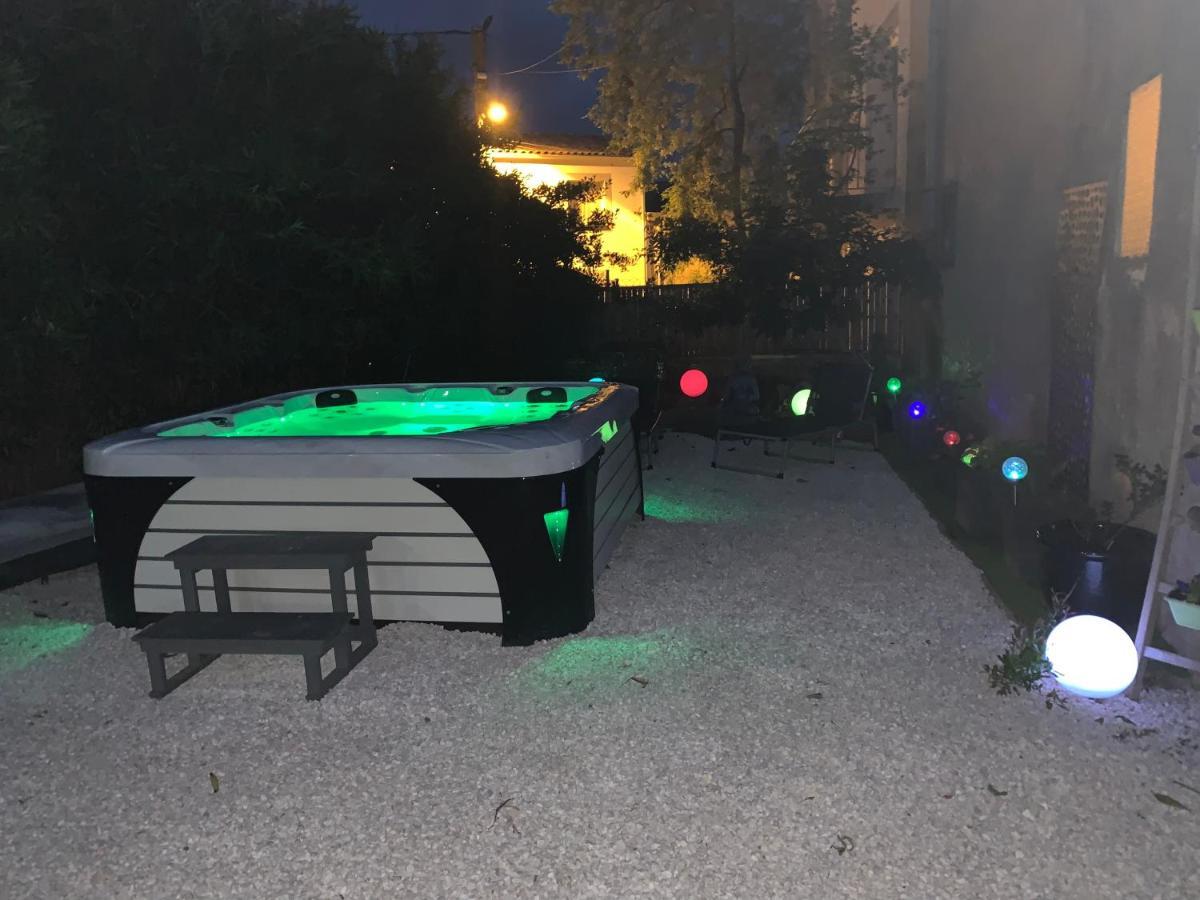 Les dahlias appartement 4 personnes Jacuzzi Barbecue Jardin arboré Climatisé Agde Esterno foto